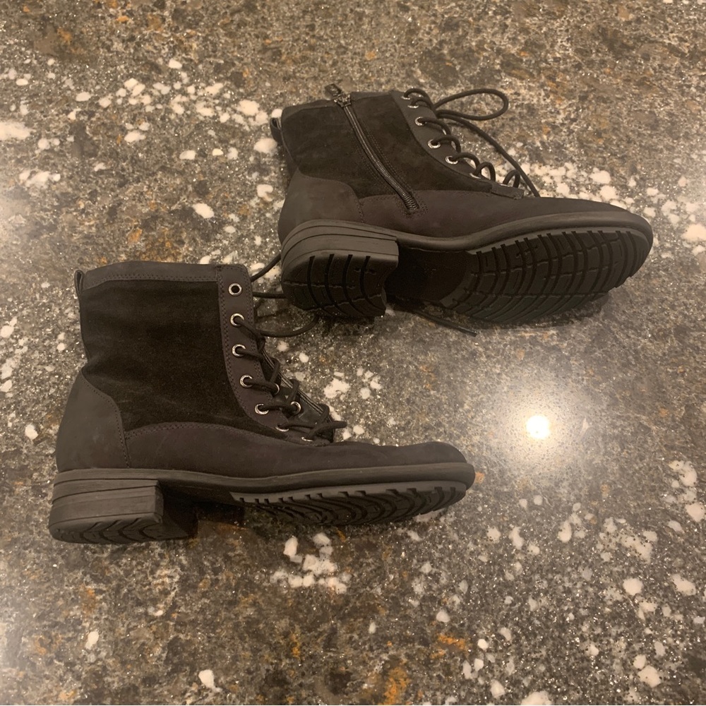 NWT Aqua Collège size 8 lace up booties waterproof